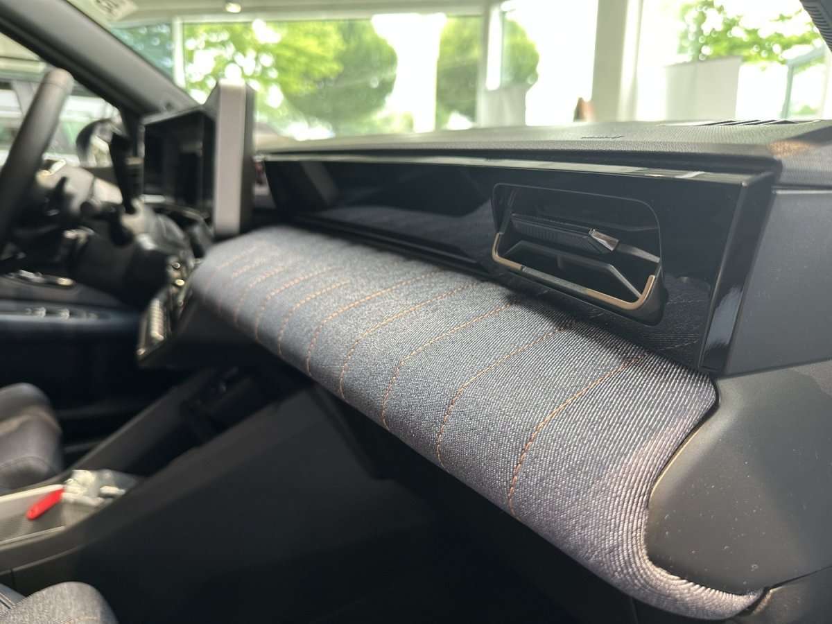 Fahrzeugbild eines Renault 4 E-TECH