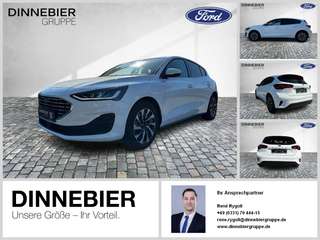 Schräge Frontansicht auf einen Ford Focus , freigestellt