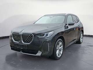 Schräge Frontansicht auf einen BMW X3 , freigestellt