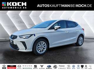Schräge Frontansicht auf einen SEAT Ibiza , freigestellt