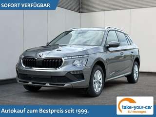 Schräge Frontansicht auf einen Skoda Kamiq , freigestellt