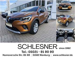Schräge Frontansicht auf einen Renault Captur , freigestellt