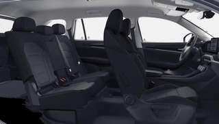 Schräge Frontansicht auf einen Skoda Kodiaq , freigestellt