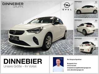 Schräge Frontansicht auf einen Opel Corsa , freigestellt