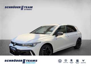 Schräge Frontansicht auf einen Volkswagen Golf , freigestellt