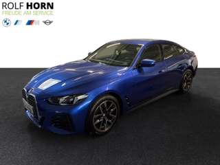 Schräge Frontansicht auf einen BMW 4er-Reihe , freigestellt