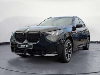 Schräge Frontansicht auf einen BMW X3 , freigestellt