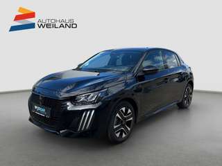 Schräge Frontansicht auf einen Peugeot 208 , freigestellt