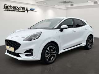 Schräge Frontansicht auf einen Ford Puma , freigestellt