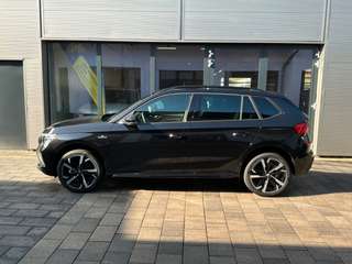 Schräge Frontansicht auf einen Skoda Kamiq , freigestellt