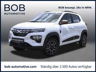 Schräge Frontansicht auf einen Dacia Spring , freigestellt