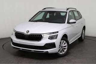 Schräge Frontansicht auf einen Skoda Kamiq , freigestellt