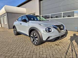 Schräge Frontansicht auf einen Nissan JUKE , freigestellt