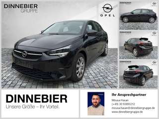 Schräge Frontansicht auf einen Opel Corsa , freigestellt