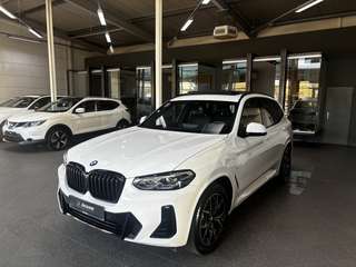 Schräge Frontansicht auf einen BMW X3 , freigestellt