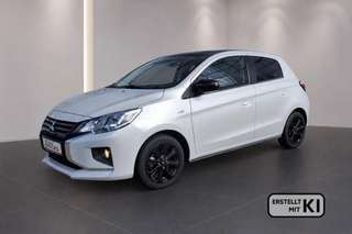 Schräge Frontansicht auf einen Mitsubishi Space Star , freigestellt
