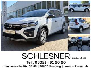 Schräge Frontansicht auf einen Dacia Jogger , freigestellt