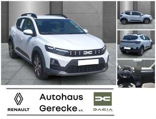 Schräge Frontansicht auf einen Dacia Sandero , freigestellt