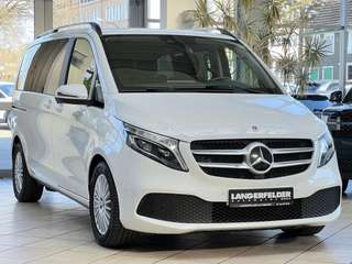 Schräge Frontansicht auf einen Mercedes-Benz V-Klasse , freigestellt