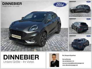 Schräge Frontansicht auf einen Ford Puma , freigestellt
