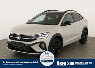 Schräge Frontansicht auf einen Volkswagen Taigo , freigestellt