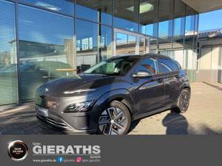 Schräge Frontansicht auf einen Hyundai Kona , freigestellt