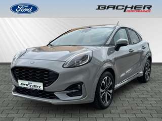 Schräge Frontansicht auf einen Ford Puma , freigestellt
