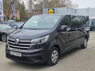 Schräge Frontansicht auf einen Renault Trafic , freigestellt