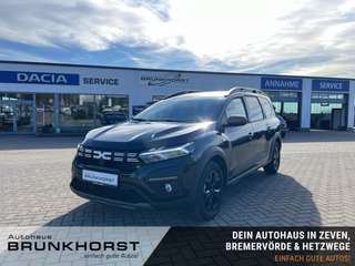 Schräge Frontansicht auf einen Dacia Jogger , freigestellt