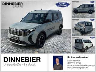 Schräge Frontansicht auf einen Ford Tourneo Courier , freigestellt