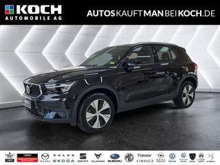 Schräge Frontansicht auf einen Volvo XC40 , freigestellt