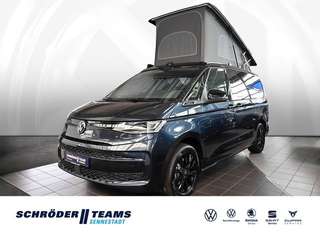 Schräge Frontansicht auf einen Volkswagen California , freigestellt