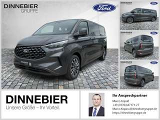 Schräge Frontansicht auf einen Ford Tourneo Custom , freigestellt
