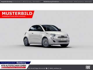 Schräge Frontansicht auf einen Fiat 500 , freigestellt