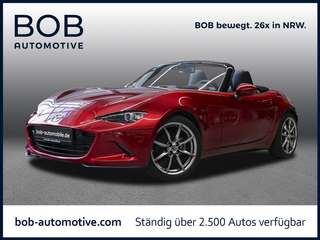 Schräge Frontansicht auf einen Mazda MX-5 , freigestellt