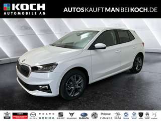 Schräge Frontansicht auf einen Skoda Fabia , freigestellt