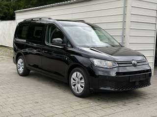 Schräge Frontansicht auf einen Volkswagen Caddy , freigestellt