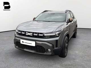 Schräge Frontansicht auf einen Dacia Duster , freigestellt