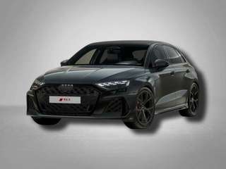 Schräge Frontansicht auf einen Audi RS3 , freigestellt