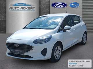 Schräge Frontansicht auf einen Ford Fiesta , freigestellt