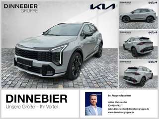Schräge Frontansicht auf einen Kia Sportage , freigestellt