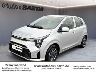 Schräge Frontansicht auf einen Kia Picanto , freigestellt