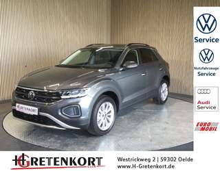 Schräge Frontansicht auf einen Volkswagen T-Roc , freigestellt