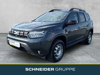Schräge Frontansicht auf einen Dacia Duster , freigestellt