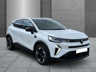 Schräge Frontansicht auf einen Renault Captur , freigestellt