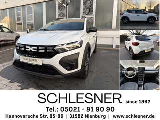 Schräge Frontansicht auf einen Dacia Sandero , freigestellt