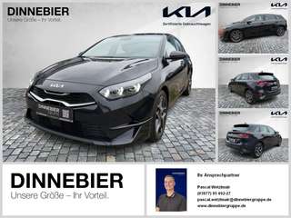 Schräge Frontansicht auf einen Kia cee'd , freigestellt