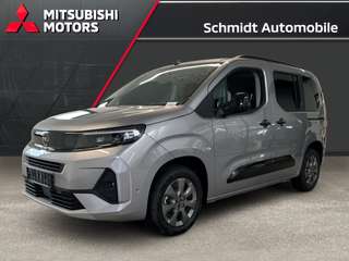 Schräge Frontansicht auf einen Opel Combo , freigestellt