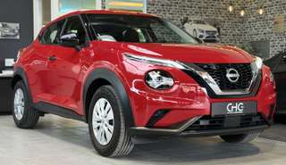 Schräge Frontansicht auf einen Nissan JUKE , freigestellt