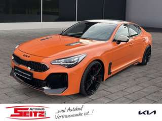 Schräge Frontansicht auf einen Kia Stinger , freigestellt